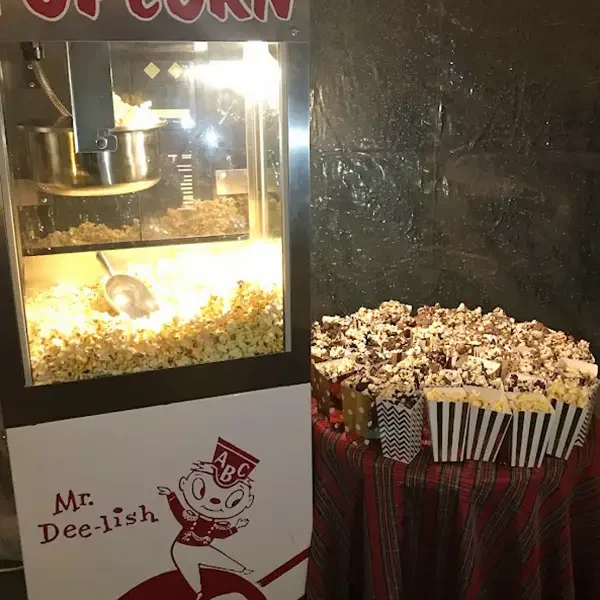 popcorn-machine-bowl Popcorn machine at catered event