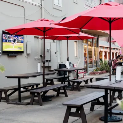 Outdoor patio dining with a TV at Rocklands